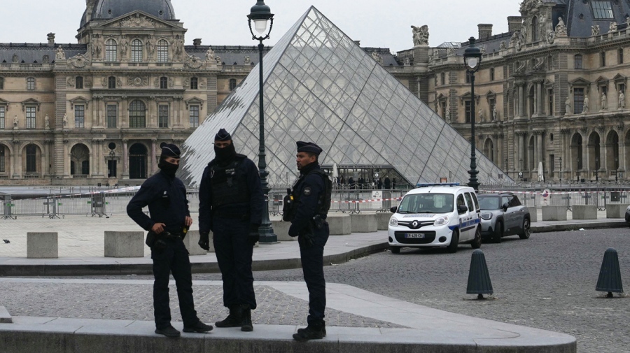 Κλοπή στο Λούβρο: Δύο συλληφθέντες παραδέχτηκαν την εμπλοκή τους