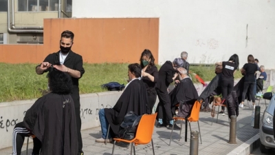 Θεσσαλονίκη: Κομμωτές της πόλης κούρεψαν άστεγους για το Πάσχα