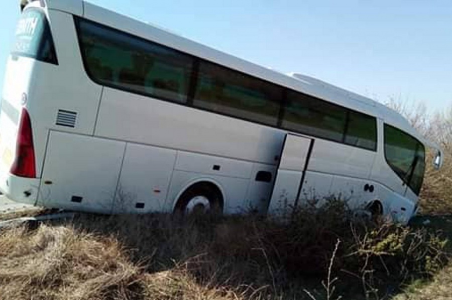 Καλά στην υγεία τους οι 57 επιβάτες τουριστικού λεωφορείου που εξετράπη της πορείας του στην Κομοτηνή
