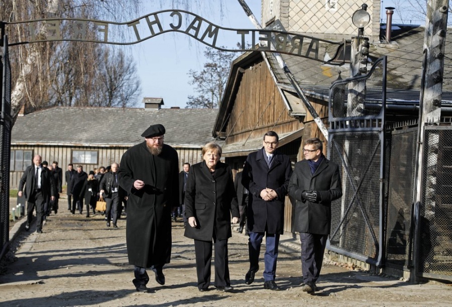 Στο Άουσβιτς η καγκελάριος Merkel - «Η μνήμη των ναζιστικών εγκλημάτων είναι μέρος της γερμανικής ταυτότητας»