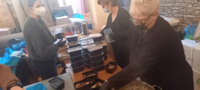 H κόρη του Κυριάκου Μητσοτάκη καθάρισε πατάτες, συσκεύαζε τρόφιμα για διανομή συσσιτίου