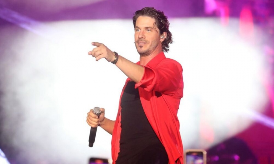 Δάκρυσε η Πάτρα - Ο Οικονομόπουλος αφιέρωσε το «Έκπτωτος Άγγελος» σε μητέρα Αστυνομικού, που σκοτώθηκε σε καταδίωξη