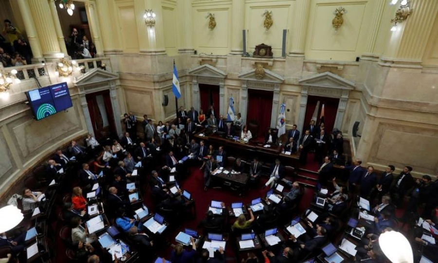 Αργεντινή: Εγκρίθηκε το σχέδιο δημοσιονομικής προσαρμογής με «κοινωνική ευαισθησία» για την αποφυγή της χρεοκοπίας