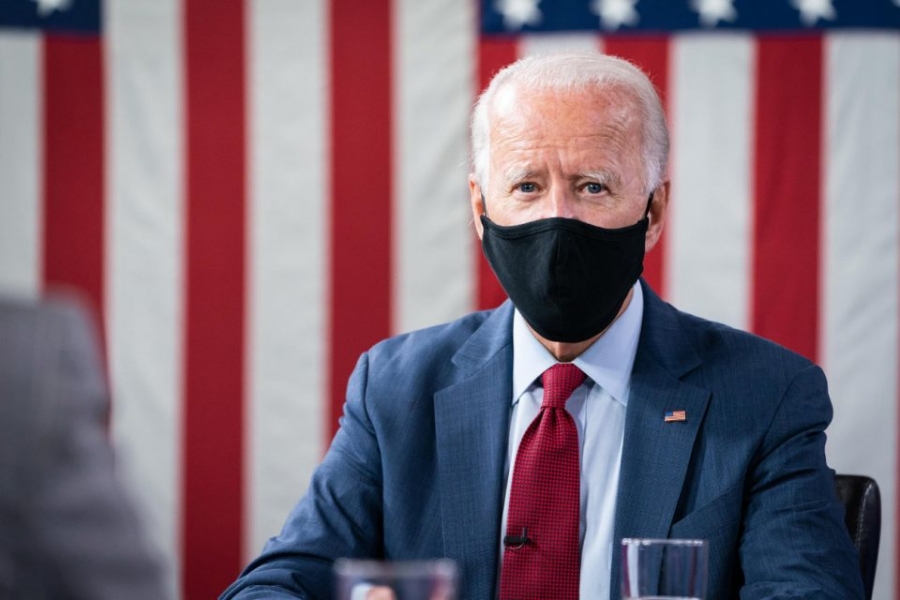 Politico: Γιατί ο Biden δεν αποκομίζει πολιτικό όφελος από τις παροχές για την covid -19