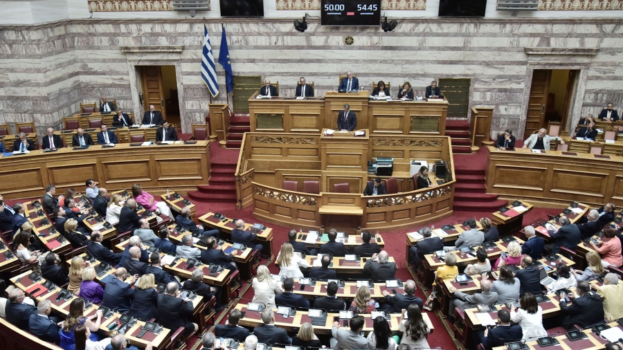 Καταψηφίστηκε στη Βουλή η πρόταση δυσπιστίας υπό...τη σκιά του Β. Μαρινάκη  -  Μητσοτάκης: Δεν κυβερνούν τα χοντρά πορτοφόλια