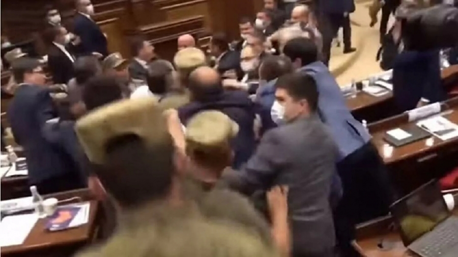 Το απόλυτο χάος στη Βουλή της Αρμενίας: Άγριο ξύλο μεταξύ πολιτικών, τους έβγαλαν σηκωτούς