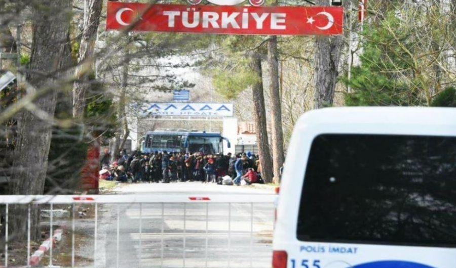 Με τουρκικά δακρυγόνα επιτίθενται οι μετανάστες στους Έλληνες αστυνομικούς στον Έβρο - Σοβαρά επεισόδια στα σύνορα