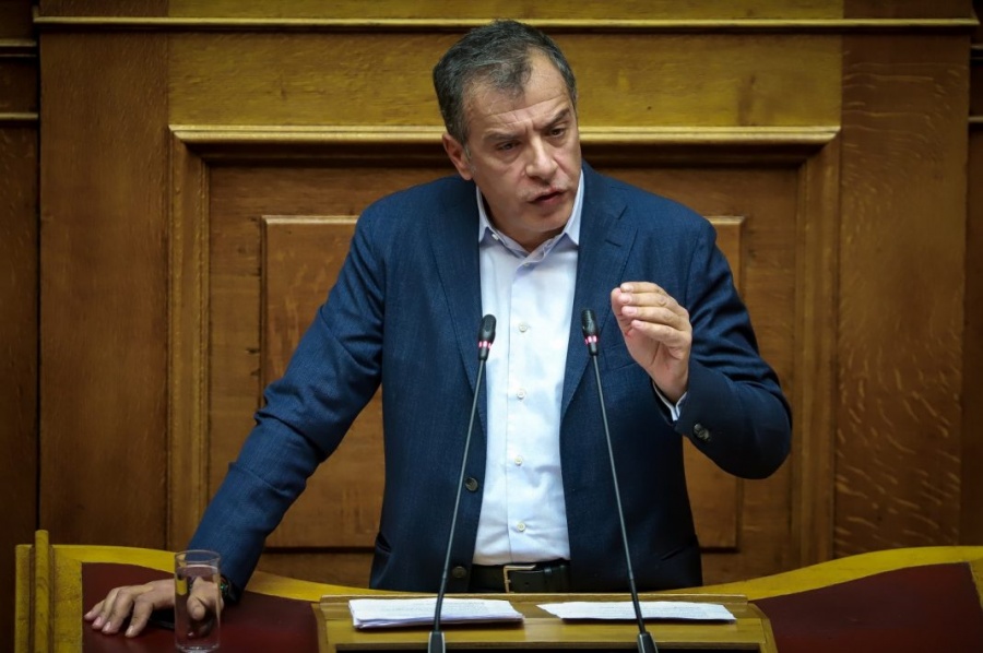 Θεοδωράκης: Είμαστε σε μια Βουλή που δεν ακούει – Τα μεγάλα κόμματα θα συνεχίσουν να μοιράζουν ασυλίες