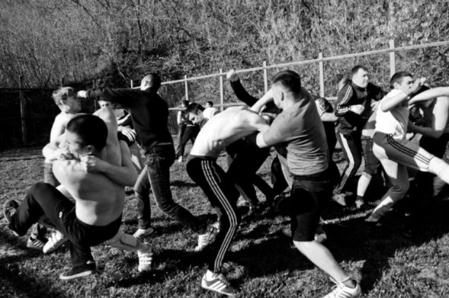 Ρώσοι χούλιγκαν: Εκπαιδεύονται σαν στρατιώτες και μετατρέπουν τα γήπεδα σε… Ουκρανία