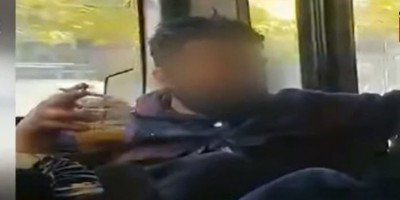 Επιβάτης αστικού λεωφορείου της Αθήνας, χωρίς μάσκα, με καφέ και τσιγάρο στο χέρι