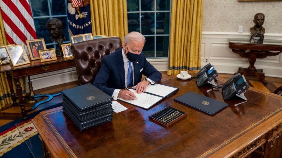 Με προεδρικά διατάγματα κυβερνά τις ΗΠΑ ο Biden: Υπέγραψε 28 σε 14 μέρες στην προεδρία