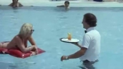 Υπόθεση Ρόδου: Όταν ο Νίκος Παπαναστασίου ως «Λαλάκης» το 1984 σέρβιρε στην πισίνα - Χαμός στο twitter