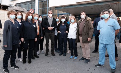 Στη Θεσσαλονίκη ο Κ. Μητσοτάκης: Το σύστημα υγείας πιέζεται αλλά αντέχει, Χριστούγεννα με περιορισμούς