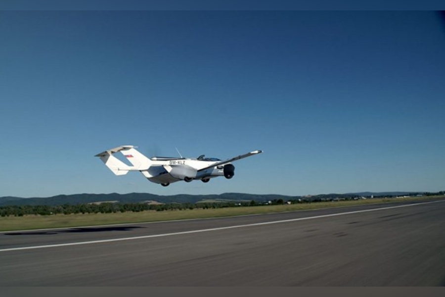 Νέα εποχή στις μετακινήσεις: Το ιπτάμενο αυτοκίνητο AirCar της Σλοβακίας έλαβε πιστοποιητικό αξιοπλοΐας