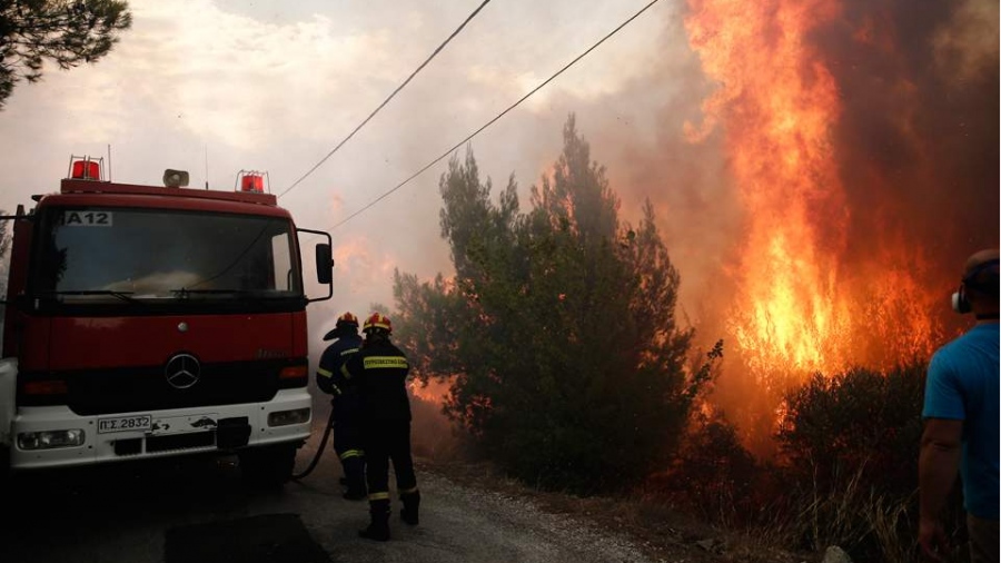 Σε ύφεση η φωτιά στη Ραφήνα, άνοιξε η Μαραθώνος και το λιμάνι – Πολλές καταστροφές, 57 απεγκλωβισμοί από την ΕΛΑΣ