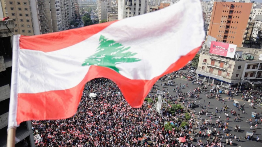 Εξοργισμένοι Λιβανέζοι από την πολυήμερη απεργία των βενζινοπωλών εγκαταλείπουν τα αυτοκίνητά τους στη μέση του δρόμου