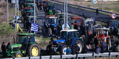 Δεν φεύγουν τα τρακτέρ - Με το όπλα πάρα πόδα και το βλέμμα στο Μαξίμου οι αγρότες - Τι θα γίνει με το συλλαλητήριο στην Αθήνα