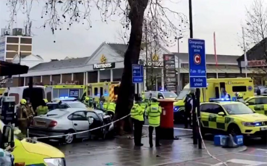 Αυτοκίνητο έπεσε πάνω σε πεζούς στο Λονδίνο - Τουλάχιστον πέντε άνθρωποι τραυματίστηκαν σοβαρά