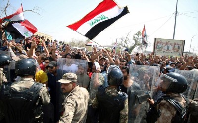 Ιράκ: Διαδηλωτές έβαλαν φωτιά στο τοπικό γραφείο του κοινοβουλίου στη Βασόρα