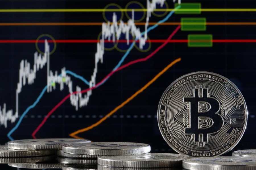 Ξεπέρασε το «φράγμα» των 12.000 δολαρίων το Bitcoin για να υποχωρήσει στη συνέχεια - Υψηλό έτους