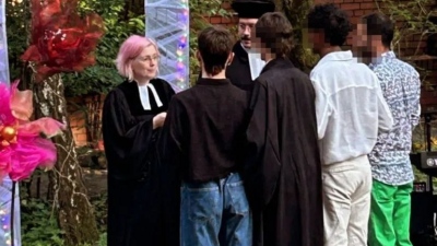 Σάλος στη Γερμανία - Woke πάστορας ευλόγησε το «γάμο» τεσσάρων ανδρών