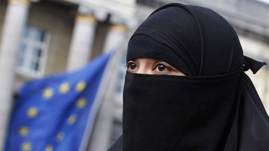 Βόμβα Πλεύρη: Προς απαγόρευση η μπούρκα στην Ελλάδα