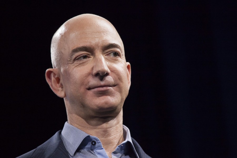 Bezos: Ο μεγιστάνας ιδιοκτήτης της Amazon και της Washington Post συζητά την αγορά και του CNN