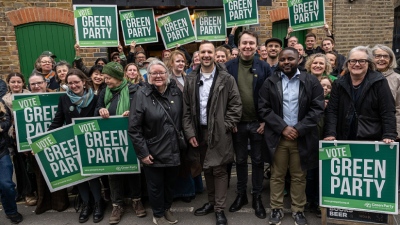 Σάλος στη Βρετανία - Οι Πράσινοι θέλουν να παρέχουν επιδόματα, στέγαση και περίθαλψη σε παράνομους μετανάστες