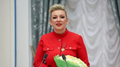 Ο μυστικός φάκελος με την εμπιστευτική έκθεση που παρέδωσε η Zakharova στον Putin