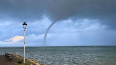 Στο έλεος της κακοκαιρίας η Ιταλία, με ανεμοστρόβιλους και κατολισθήσεις