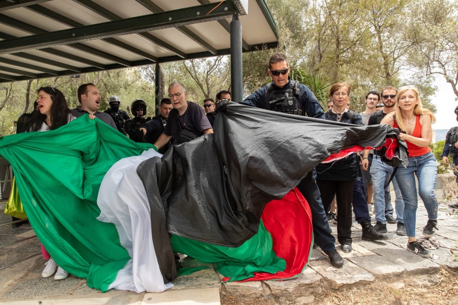 Ακρόπολη: Προσήχθησαν 15 μέλη της Νέας Αριστεράς που προσπάθησαν να υψώσουν σημαία της Παλαιστίνης