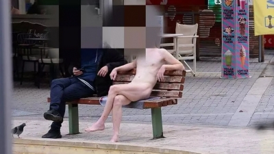 Κρήτη: Βγήκε ολόγυμνος και έκατσε ανενόχλητος σε παγκάκι στο κέντρο του Ηρακλείου - Συνελήφθη από την αστυνομία