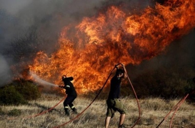 Υπό έλεγχο η φωτιά στην Τιθορέα Φθιώτιδας – Εκδηλώθηκε ταυτόχρονα σε πέντε σημεία