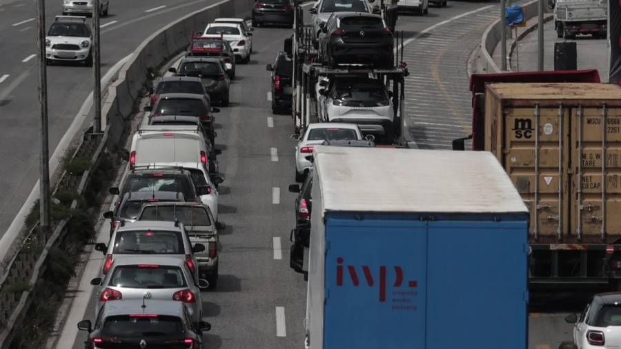 Χάος στην Αττική οδό: Μποτιλιάρισμα λόγω σύγκρουσης οχημάτων