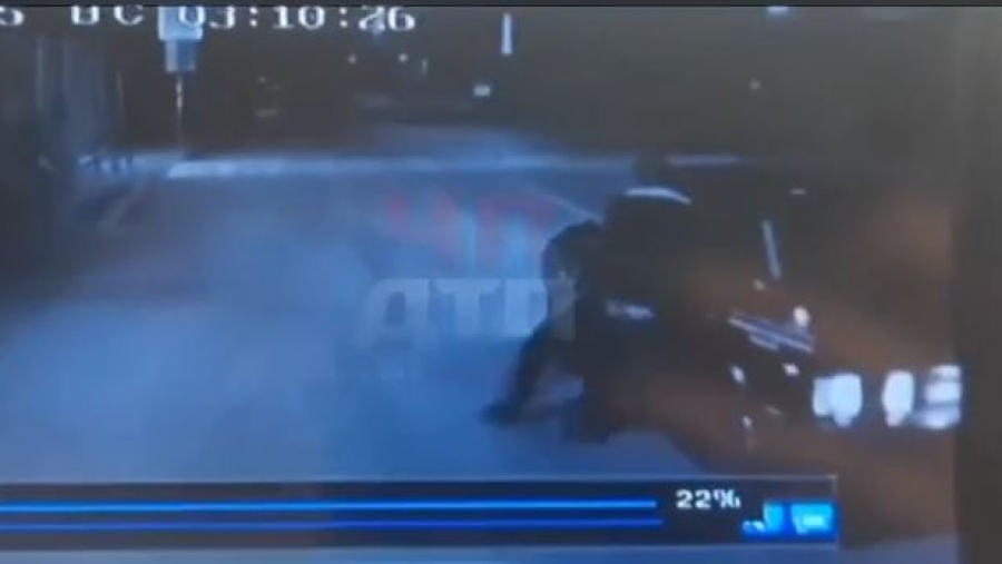 Μεθυσμένος οδηγός Lada σέρνει τροχονόμο πάνω στην άσφαλτο (vid)