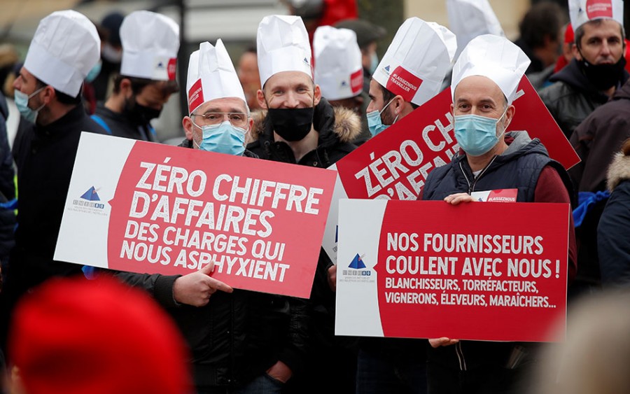 Γαλλία: Δεν μπορούμε να ζούμε από επιδόματα, φωνάζουν χιλιάδες διαδηλωτές της εστίασης στο Παρίσι