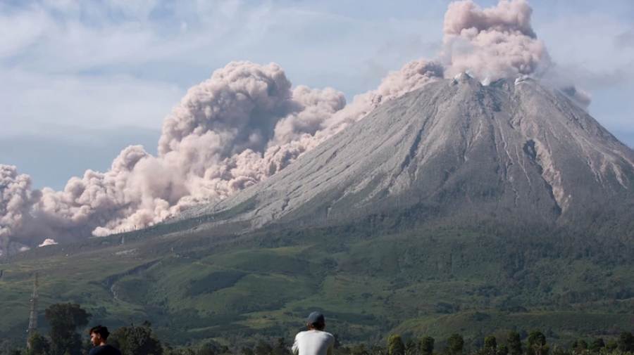 Ηφαίστειο εκτοξεύει τέφρα σε ύψος 1.000 μέτρων - Εντυπωσιακές εικόνες