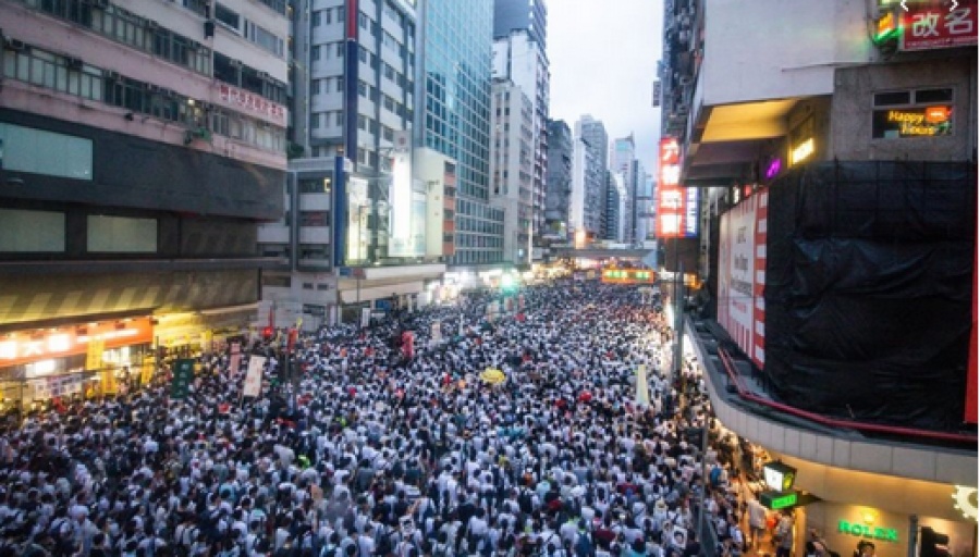 Χονγκ Κονγκ: Δεκάδες χιλιάδες άνθρωποι συγκεντρώνονται για μία νέα αντικυβερνητική διαδήλωση