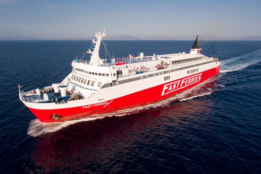 Μηχανική βλάβη στο Fast Ferries andros -  Εξυπηρέτηση των επιβατών με άλλα πλοία  της εταιρείας.