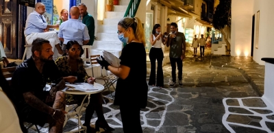 Δεκαπενταύγουστος με την πανδημία του κορωνοϊού σε έξαρση - Τι περιμένουμε την «επόμενη μέρα»