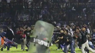 Ινδονησία: Τουλάχιστον 125 οι νεκροί σε αγώνα ποδοσφαίρου - Γιατί αναθεωρήθηκε προς τα κάτω ο αριθμός των θυμάτων