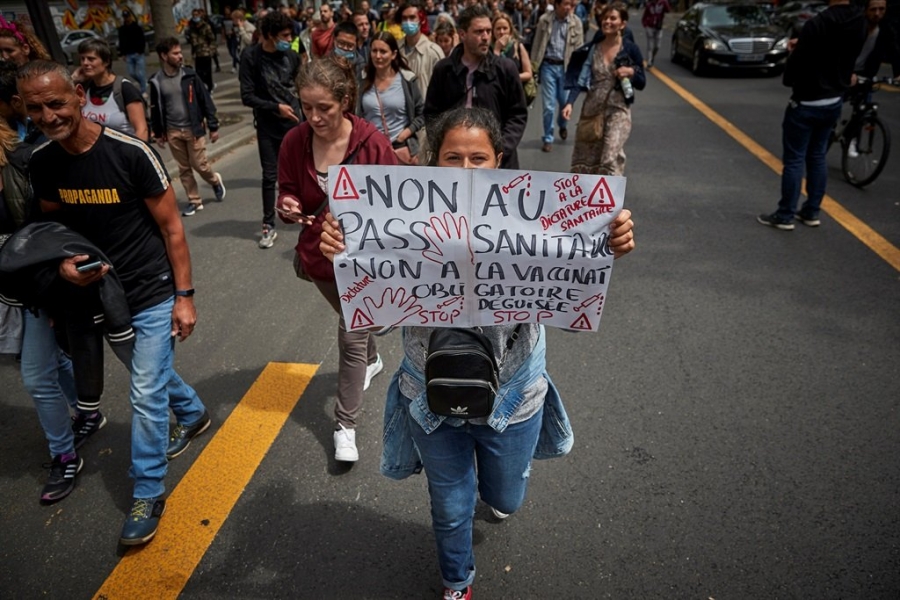 Γαλλία: Έντονες διαμαρτυρίες κατά του πιστοποιητικού Covid-19