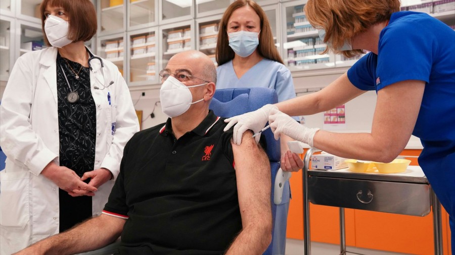Εμβολιάστηκε για τον κορωνοϊό ο υπουργός Εξωτερικών Ν. Δένδιας