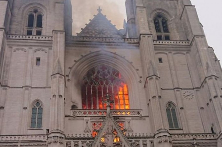 Γαλλία: Έρευνα για εμπρησμό στον καθεδρικό ναό της Νάντης