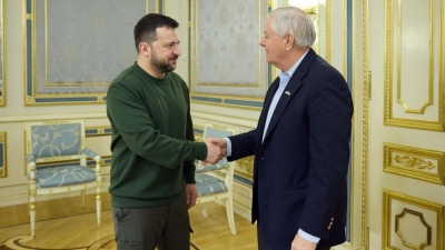 Απόλυτη κατάντια - Ο Zelensky παρασημοφόρησε τον ρωσοφοβικό γερουσιαστή Lindsey Graham