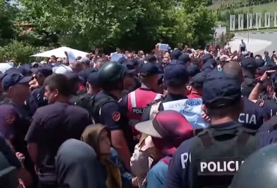 Αναβρασμός στην Αλβανία: Ένοπλη σύγκρουση αλβανικής αστυνομίας και Ιρανών μουτζαχεντίν στο Δυρράχιο