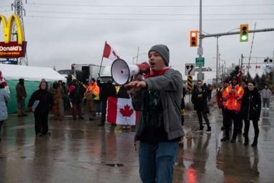 Το «κομβόι της Ελευθερίας» ξεχύθηκε σε Οτάβα, Παρίσι, Βιέννη και Χάγη αντιμέτωπο με άγρια αστυνομική καταστολή
