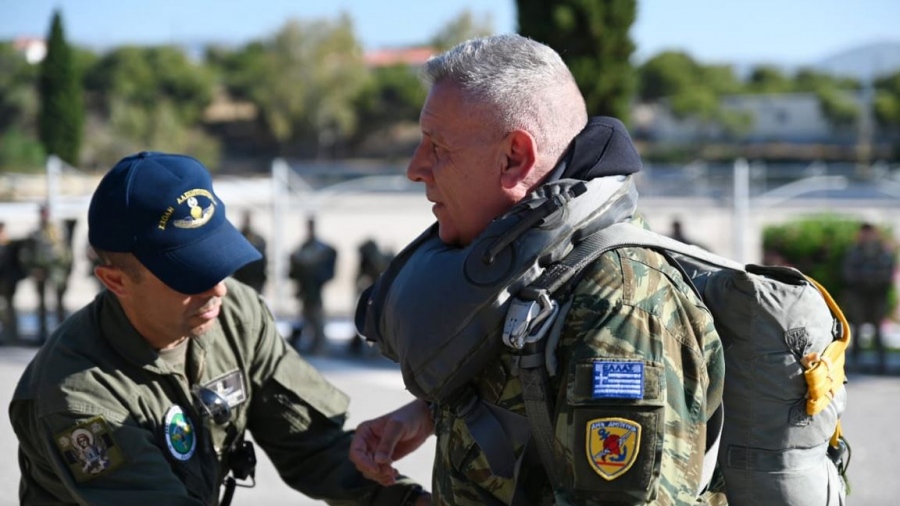 Επίσκεψη Φλώρου στο Κέντρο Εκπαίδευσης Ειδικών Δυνάμεων - Άλμα από ελικόπτερο