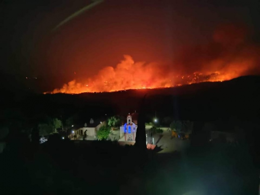 Σκληρή μάχη με τις αναζωπυρώσεις δίνουν οι πυροσβέστες στη Ρόδο – Δύσκολη η νύχτα