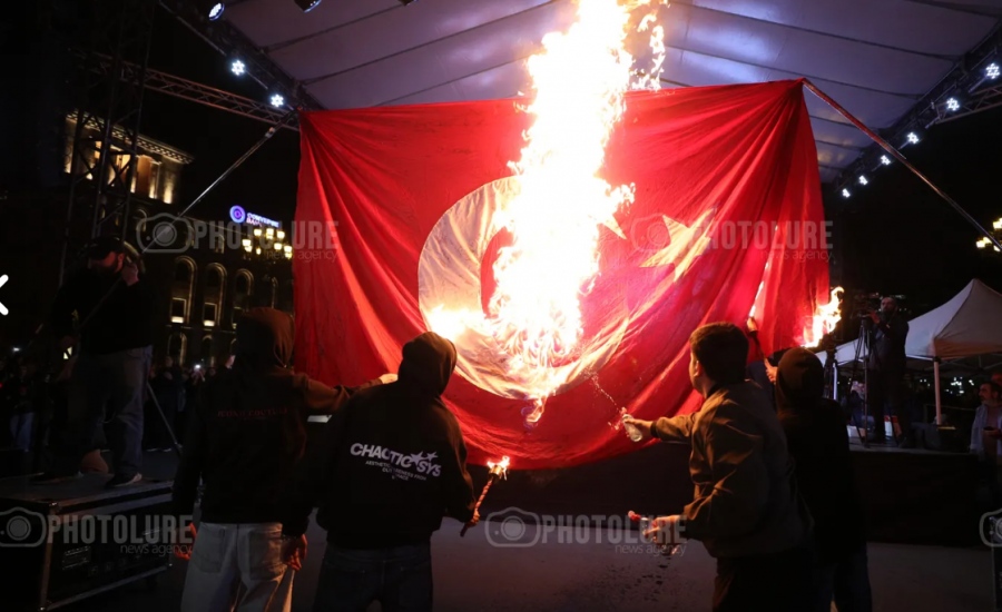 Κόλαση στην Αρμενία: Εκατοντάδες χιλιάδες στους δρόμους για τη Γενοκτονία - Μίσος για Τουρκία, έκαψαν σημαίες με την ημισέληνο